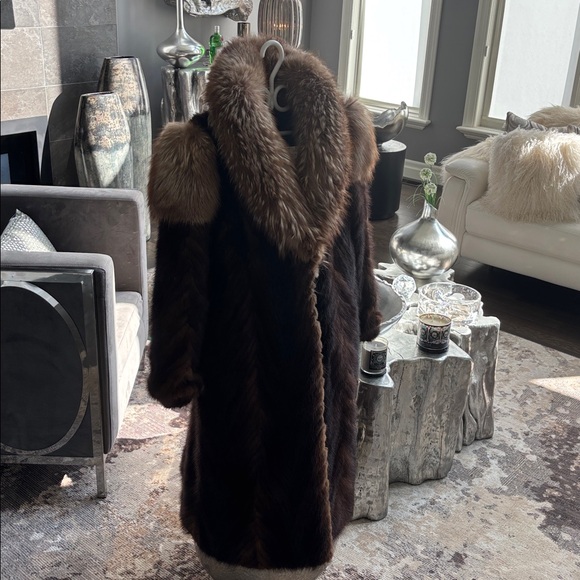 Oh my gosh look at this size small /medium
Mink fox mix genuine fur 1980s - Picture 4 of 17